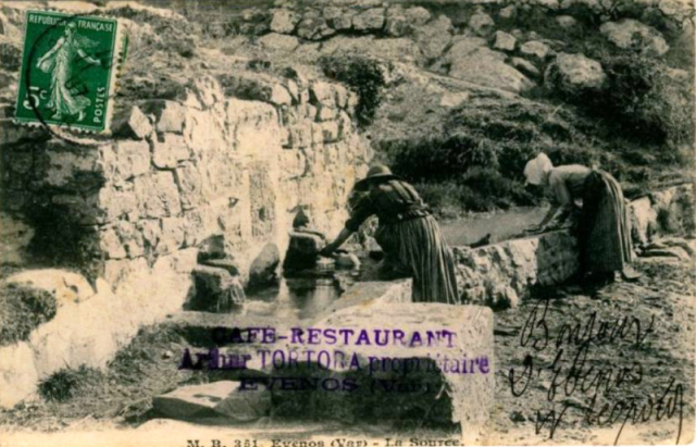 Deux femmes à la source d'Évenos, carte postale ancienne